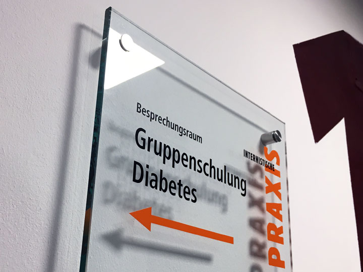 Internistische Gemeinschaftspraxis, Onkologische Schwerpunktpraxis, Spitalgasse 2, 90403 Nürnberg, Grafische Konzeption, Logo Entwicklung, Gestaltung, Wandbeschilderung